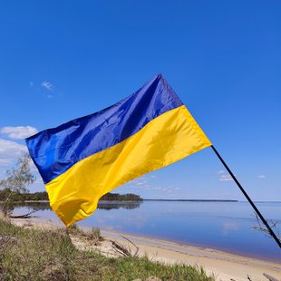 Прапор України зшивний 90х135 см, штучний шовк, кишеня під древко 1.1.11 фото