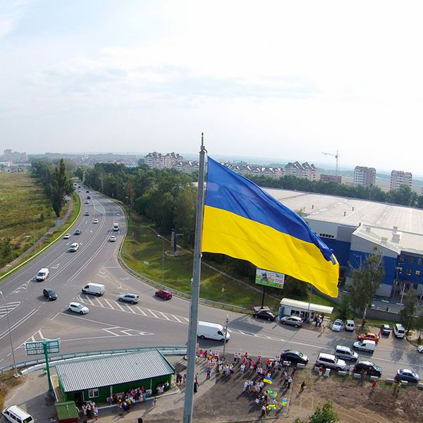 Великий прапор України 200-300 см,зшивний,прапорна сітка, люверси під флагшток 1.1.28 фото